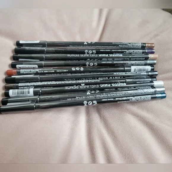 City Color Eye Shadow and 2 Eyeliner Pencil - Picture 4 of 4